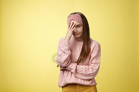 女人用手捂住脸 恼怒 烦恼和恼怒 沮丧地笑着 生气 摆出不开心的样子 愤怒地瞪着眼睛 在黄色背景下摆出疲倦的样子女朋友魅力职业购图片