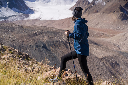 女孩在山上攀爬气候登山者背包远足者训练女士女性运动游客顶峰图片