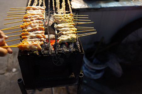 在炉子上烹饪炙烤热带食物盘子猪肉街道沙爹文化烧烤图片