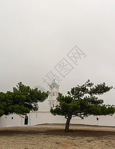 著名的古老的艾莉莎修道院 在雾中 希腊凯蒂拉岛教堂建筑粉饰教会旅游假期文化建筑学风景天空图片