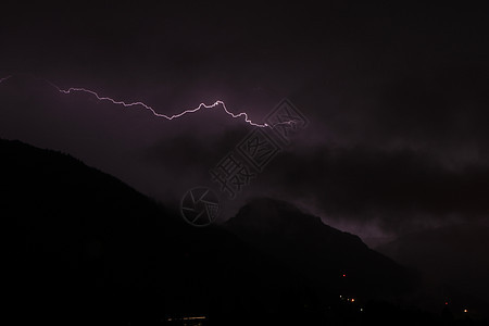 黑紫两色背景的山上闪电 闪电 闪电和闪电戏剧性损害霹雳天空场地雷雨天气活力危险夜空图片