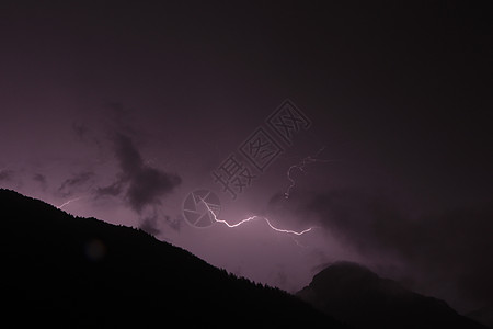 黑紫两色背景的山上闪电 闪电 闪电和闪电雷雨危险损害极端气象戏剧性天空紫色收费霹雳图片