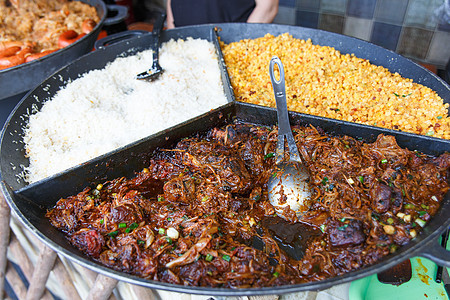 烹饪欧洲传统食物的过程为欧洲传统食品做饭午餐熏制土豆乡村美食抓饭猪肉油炸啤酒勺子图片