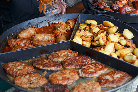 为欧洲传统食品做饭的过程 食谱牛肉炙烤土豆午餐派对餐厅蔬菜油炸熏肉国家图片