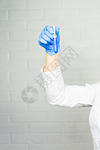 女医学研究员用蓝色液体装有测试管的蓝液试管贴近手图片