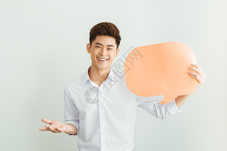 年轻亚洲男子的肖像 在白背景上空荡荡的言语泡沫气球演讲蓝色讨论公告男人黄色气泡商业男性图片
