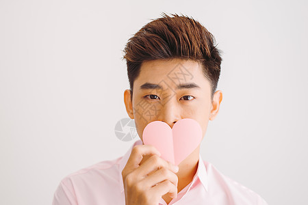 年青英俊的亚洲男子读贺卡 在白色背景上以心脏形状阅读男性卫生生意人商业男人保健图片