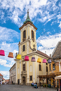 匈牙利Szentendre的教堂城市餐厅房子旅游游客街道路面建筑学吸引力文化图片