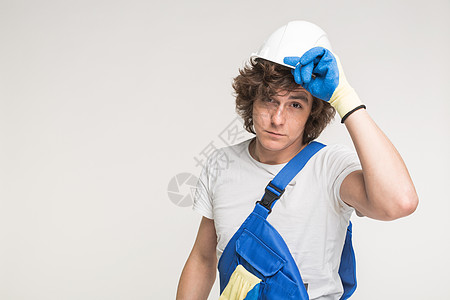 面带疲倦的生成器男人擦额头 努力工作的概念 白色背景中的泥水工 修理工 工头图片