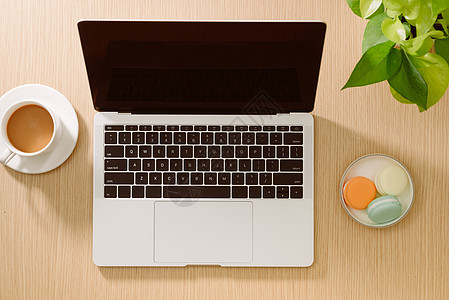 笔记本 彩色马卡龙饼干 咖啡杯和木制桌上的笔记本 顶端视图铅笔空白键盘工作桌面电脑技术白色办公室杯子背景图片
