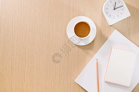 咖啡杯 时钟 铅笔和笔记本办公室商业桌面咖啡白色电脑杯子职场工作图片