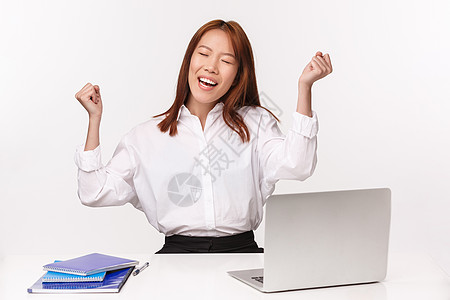 职业 工作和女企业家的概念 特写肖像成功的亚洲女商务人士坐在办公室里 看着笔记本电脑查看结果 拳头胜利 成为冠军 签下了一笔好交图片