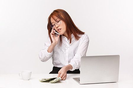 职业 工作和女企业家的概念 特写 勤劳成功的亚洲女商务人士在办公室工作 坐在笔记本电脑旁 数钱接听电话图片