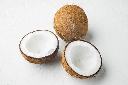 半块的椰子 白石桌背景图片
