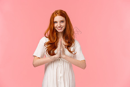 可爱感恩的红头发女孩感谢帮助 表达感激之情 微笑快乐 双手合十 祈祷手势 站立粉红色背景 欣赏努力 粉红色背景图片