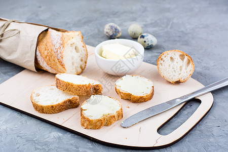 美味早餐 新鲜的面包三明治加黄油和蛋 在餐桌上的切板上图片