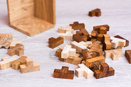 拼图的木块在折叠模具旁边一片乱七八糟的一团乱中图片