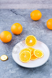 餐桌上盘子上新鲜的橙子片段 维生素 饮食和振动 垂直视图图片