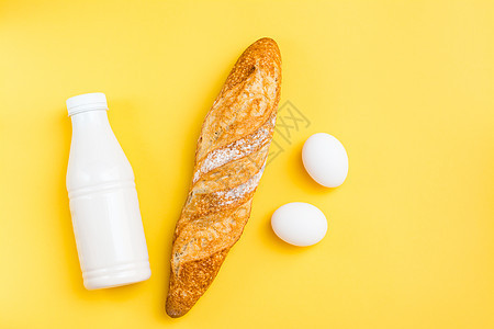 早餐最起码的一套产品 黄底面包 鸡蛋和奶粉图片