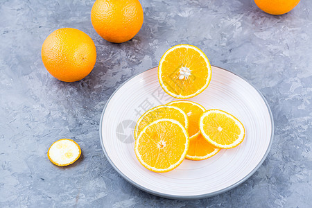 餐桌上盘子上新鲜的橙子片 维生素 饮食和体力图片