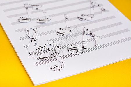 黄色背景的音乐文字中的空白薄纸 音乐和音乐笔记图片