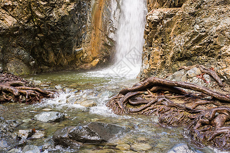 塞浦路斯特罗奥多斯秋天瀑布的秋季风景流动公园溪流远足树叶山脉季节植物石头荒野图片