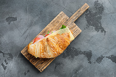 新鲜的羊角面包或三明治 配有沙拉 火腿 果子 辣椒 正丙酸 灰石背景 顶层平面和带文本复制空间的图片