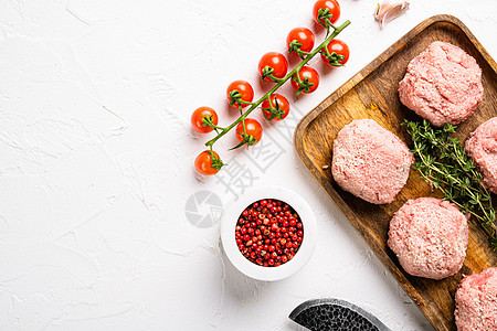 新鲜新鲜牛肉肉丸 在白石桌背景上 顶层视图平铺 有文本复制空间图片
