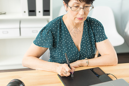商业 技术和人的概念     使用图形片板的幸福妇女艺术家草图工作笔记窗户办公室笔记本画家互联网药片图片