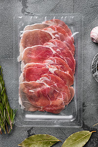 西班牙传统烹饪菜制猪肉包 灰石桌背景 顶楼面板铺着图片