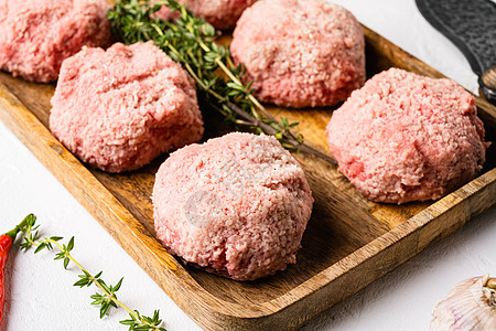 以白石桌背景制成肉丸制作的生肉图片