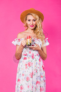 年青美丽的年轻美女 有水果罐子 在粉红色背景背景上幸福蔬菜成人乐趣饮料营养健康果汁饮食瓶子图片