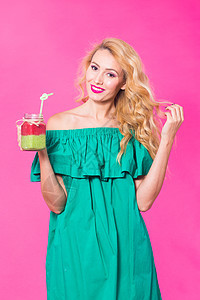 年轻美女 粉红背景的绿色冰淇淋营养女孩奶昔幸福活力女性成人饮食液体饮料图片