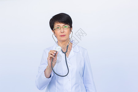 一名女医生 有听诊器 在白色背景上与世隔绝治疗师治疗微笑职业助手工作医院工人蓝色医师图片