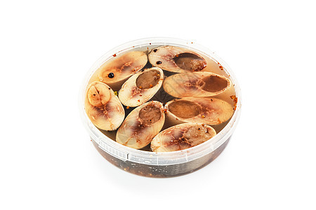 在塑料锅里撒盐的鱼胡椒美味产品海鲜盘子营养尾巴盐水食物香料图片
