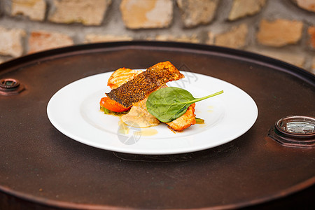 配奶油酱和蔬菜的鲑鱼牛排盘子午餐用餐海鲜餐厅营养食物油炸美食饮食图片