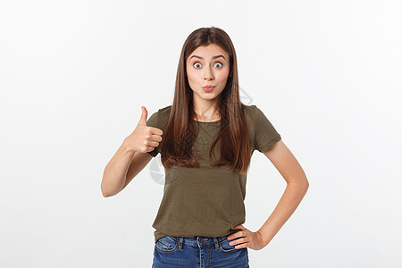 一位年轻美女的近身肖像显示拇指举起标志 在白色背景上孤立无援商业女性商务人士女士快乐女孩幸福工作室手指图片