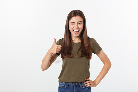 一位年轻美女的近身肖像显示拇指举起标志 在白色背景上孤立无援成人女士优胜者女孩快乐人士工作室喜悦商业商务图片