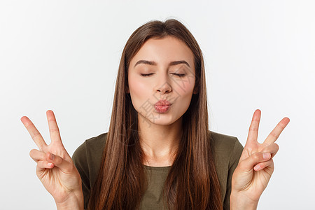 年轻女性在白色上表现出两根手指 正面或和平的手势胜利成人喜悦学生快乐工作室展示手臂女士女孩图片