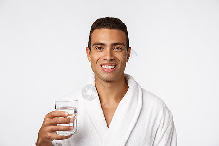 一个有魅力的男人 在白色背景下 喝杯水的好男人成人健康男性玻璃快乐微笑手势爆炸幸福瓶子图片