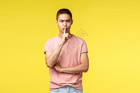 人 不同的情绪和生活方式的概念 不高兴的亚洲男学生的画像告诉他们要安静 安静 不要说话 将食指压在嘴唇上 皱眉 责骂不良行为男朋图片