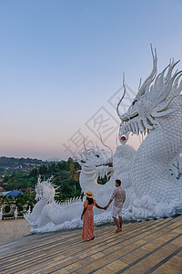 苏米龙泰国 是清莱最令人印象深刻的寺庙之一 这座建于 2001 年的寺庙群的主要景点是一座 100 米高的白色佛像城市庆典蓝色宝塔佛教背景