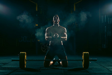 黑曼巴健美男子 肌肉年轻体格健康男性在健身房里用巴铃锻炼手臂重量腹部营养身体力量膀子成人杠铃举重背景
