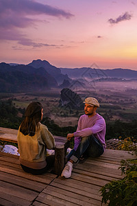 泰国北部的日出 Phu Langka 国家公园占地面积约为 31 250 Rai 位于分区岩石森林阳光日落公园热带国家环境丛林山图片