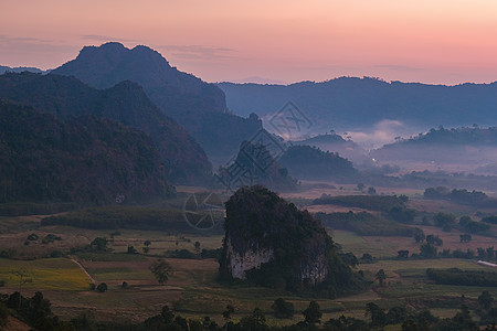 泰国北部的日出 Phu Langka 国家公园占地面积约为 31 250 Rai 位于分区丛林旅游公园风景旅行山脉阳光国家假期爬图片