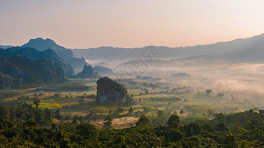泰国北部的日出 Phu Langka 国家公园占地面积约为 31 250 Rai 位于分区公园热带假期太阳岩石日落国家薄雾环境阳图片