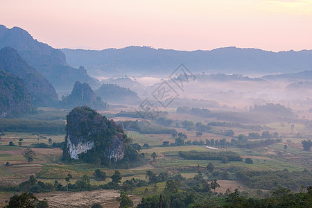 泰国北部的日出 Phu Langka 国家公园占地面积约为 31 250 Rai 位于分区日落山脉森林环境风景阳光旅行旅游国家岩图片