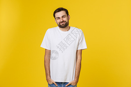 在黄色背景下微笑的英俊年轻男子的肖像白色发型衣服男人男性幸福工作室人士头发胡须图片