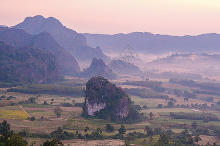 泰国北部的日出 Phu Langka 国家公园占地面积约为 31 250 Rai 位于分区日落旅行旅游丛林岩石薄雾山脉公园风景阳图片