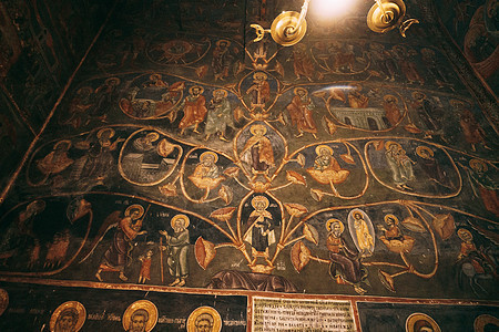 教堂墙上画着圣徒生命中的绘画图片